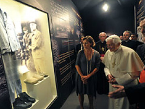 Papa durante visita à Mostra no Vaticano