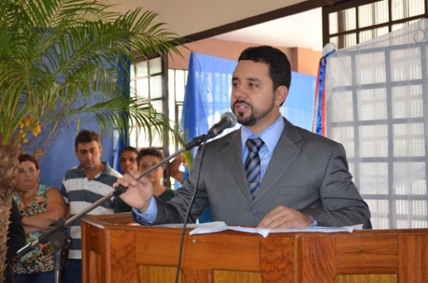 Wallas Milfont discursa durante sua posse como prefeito de Itaporã.