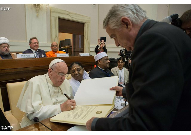 Nesta semana o Papa já havia assinado o documento em que as religões se comprometem em acabar com todas as formas de escravidão moderna - AFP