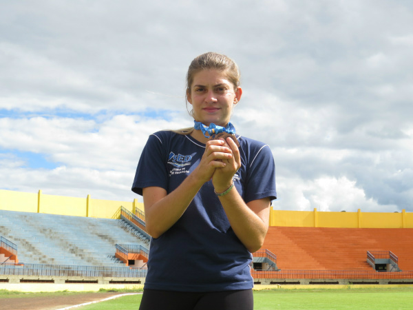 Taise exibe medalhas conquistadas durante treino no Douradão. (Foto: Rodrigo Bossolani)