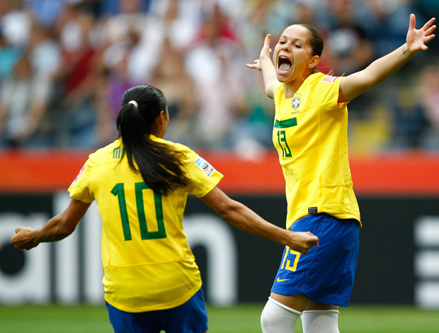 Erika vibra com Marta após o golaço marcado no início do segundo tempo (Foto: Agência Reuters)