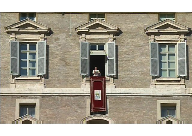 Papa na janela do apartamento Pontifício no Angelus da Imaculada - RV