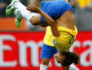 Com acrobacia, Cristiane festeja seu primeiro gol
no Mundial(Foto: Agência Reuters)
