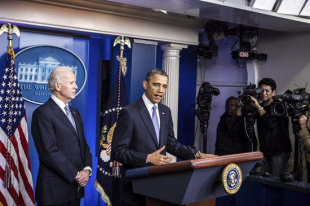 Ao lado do vice, Barack Obama disse que acordo que evitou abismo fiscal é o primeiro passo para diminuir deficit do país