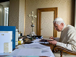 Oração, leitura, estudo e escrita são atividades preferidas do Papa durante as férias