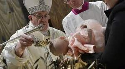 Papa Francisco batiza 16 crianças e dá uma importante mensagem aos pais de família