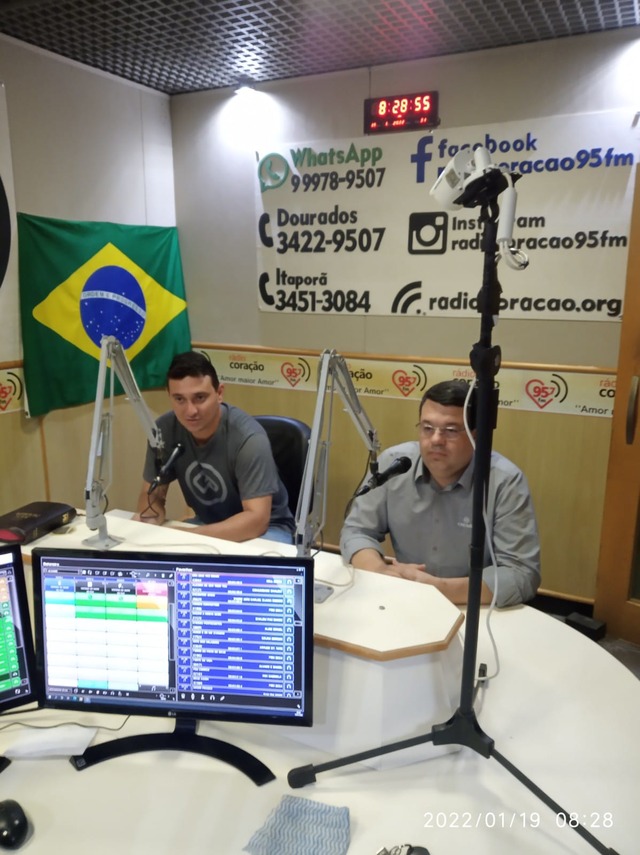 Mauri Picoli, diretor Executivo e Walysson Oviedo, gerente Cresol Itaporã, estiveram hoje(129/01) pela manhã  no estúdio da Rádio Coração FM, em Dourados/MS.