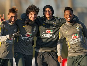 Neymar, Pato, Ganso e Robinho no treino da
Seleção Brasileira (Foto: AP)