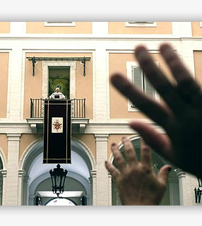 Peregrinos saúdam o Papa Bento XVI durante oração do Angelus em Castel Gandolfo