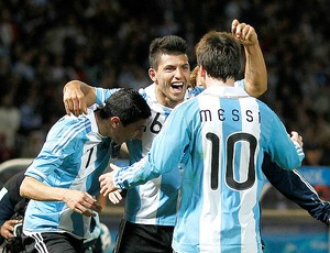 Messi vibra com Agüero: os dois foram os nomes
da vitória argentina (Foto: Reuters)
