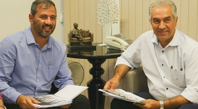governador Reinaldo Azambuja e o reitor da UEMS (Universidade Estadual de Mato Grosso do Sul), Laércio Alves de Carvalho - Crédito: Divulgação
  

  