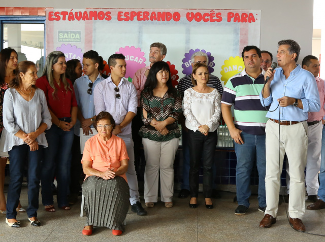 Foto: A. Frota

Legenda: O prefeito Murilo entregou na manhã desta sexta-feira, o Ceim professora Zeli da Silva Ramos, que vai atender a partir de fevereiro de 2017
