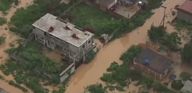 Ruas do bairro de Xerém, em Duque de Caxias, ficam alagadas após forte chuva
