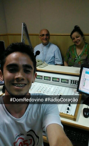 Selfie do sonoplasta Gabriel com Dom Redovino.