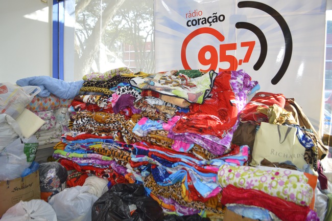 Centenas de cobertores e agasalhos serão doados para famílias menos favorecidas. Foto: RC