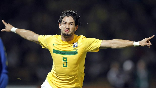 Alexandre Pato comemora o primeiro gol do Brasil no jogo desta quarta-feira, em Córdoba (Foto: EFE)