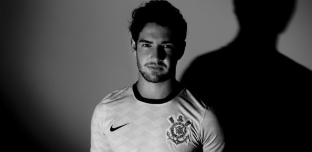 Pato posa com a camisa do Corinthians, time pelo qual assinou por quatro anos