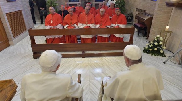 Os 14 novos cardeais com o Papa Francisco e o Papa Bento XVI. Foto: Vatican Media