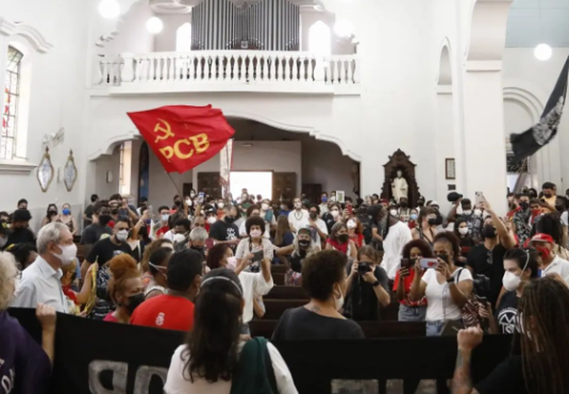 Invasão à Igreja do Rosário, em Curitiba / Crédito: Reprodução / Instagram