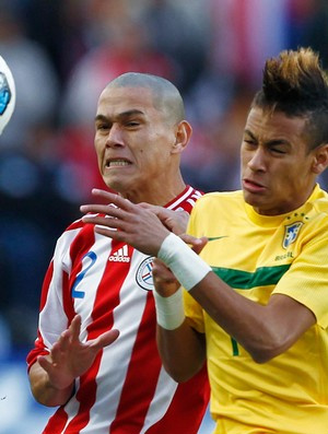 Neymar sofreu com a marcação dos paraguaios
(Foto: AFP)