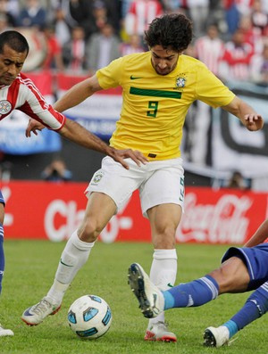 Pato esteve bastante presente no duelo desta tarde
(Foto: Reuters)
