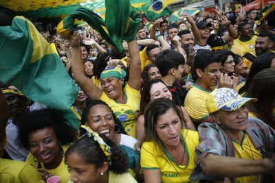 Torcedores comemoram vitória do Brasil contra a Sérvia | Foto: Fernando Frazão/Agência Brasil