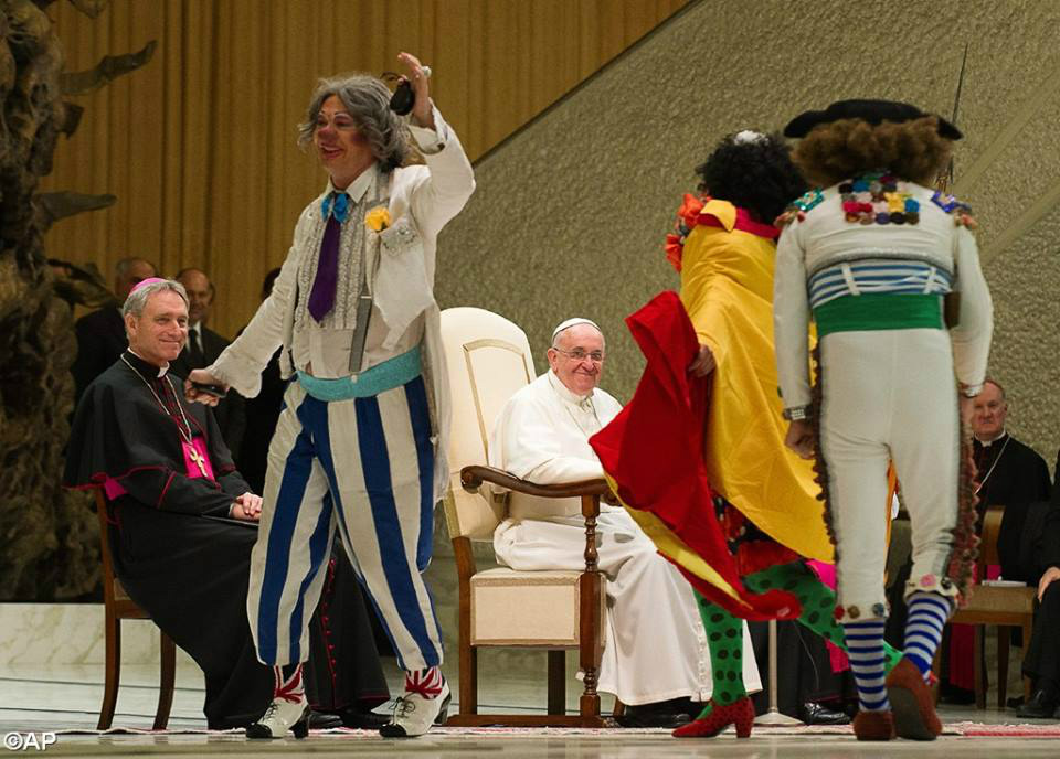 Exibição circense na Sala Paulo VI diverte o Pontífice - AFP