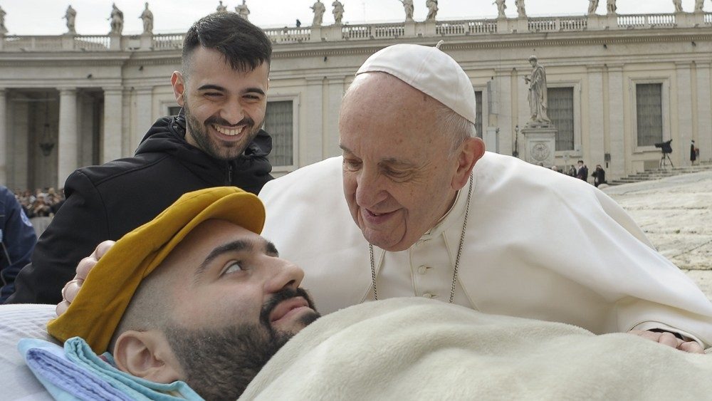 Papa Francisco com um doente.