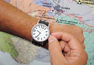 O horário de verão 2014/2015 que teve início no terceiro domingo de outubro de 2014, termina em 22 de fevereiro, data em que os relógios terão de ser atrasados nas regiões que aderiram à medida.