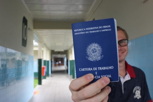 Acácio Pinheiro/Agência Brasília Aprendiz é o jovem que estuda e trabalha aprendendo uma profissão