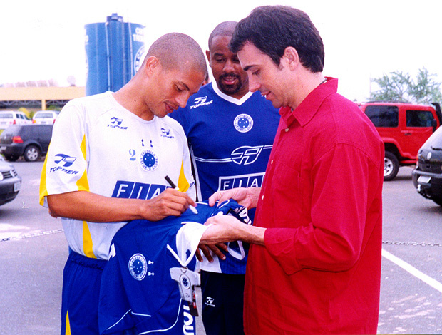 Padre Fábio de Melo pede autógrafo do meia Alex, na Toca da Raposa II (Foto: Divulgação / Cruzeiro)
