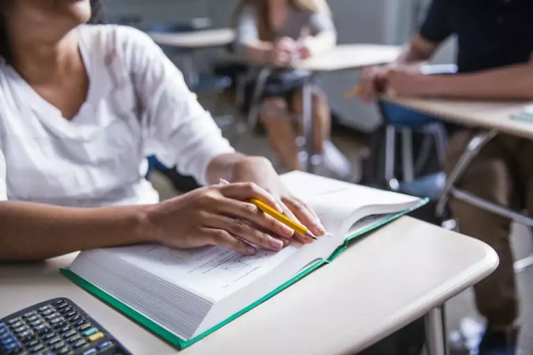 O Programa Brasil Alfabetizado garante a alfabetização e possibilidade de estudo para aquelas pessoas que encontram dificuldades em acompanhar o EJA. - Foto: Banco de imagens.