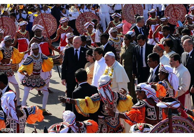 Papa é recebido com danças e cantos tradicionais - EPA