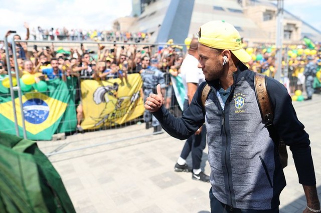 Na chegada ao hotel, os atletas fizeram questão de acenar para os torcedores que, inclusive cantavam uma música em homenagem Neymar - Direitos reservados/Lucas Figueiredo - CBF