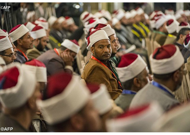 Muçulmanos sunitas reunidos na Universidade de Al Azhar, no Egito - AFP