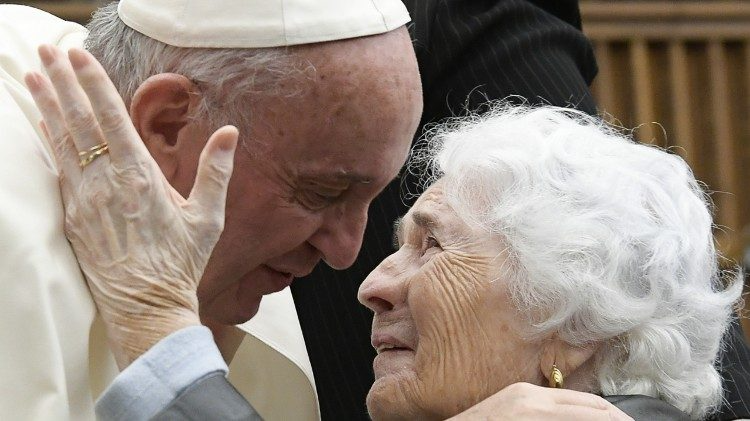Papa Francisco e idosa 