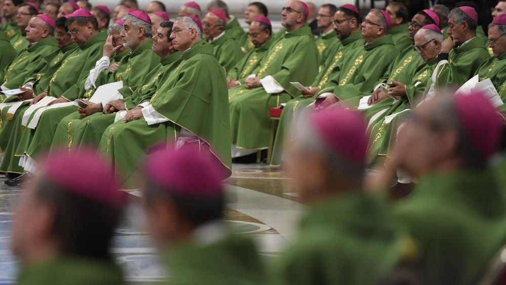 Bispos durante uma missa na Basílica de São Pedro (Vatican Media)