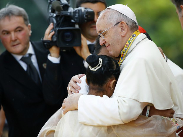 A recomendação do Papa: cuidar das crianças e dos jovens Papa Francisco abraça jovens e crianças durante encontro com a juventude na Filipinas.