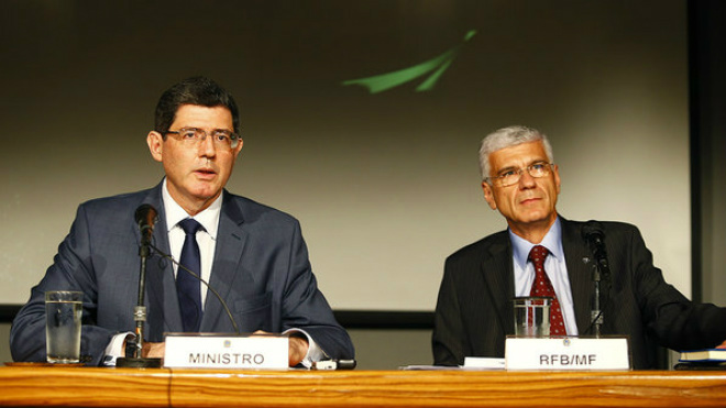 O ministro da Fazenda, Joaquim Levy, e o novo secretário da Receita Federal, Jorge Rachid, durante entrevista coletiva em Brasília, nesta segunda-feira (19) (Dida Sampaio/Estadão Conteúdo)