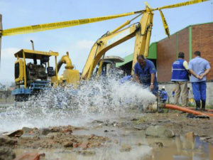 Em 2013, pelo menos 37% da água tratada não chegaram às torneiras do consumidor. Tânia Rêgo/Agência Brasil
