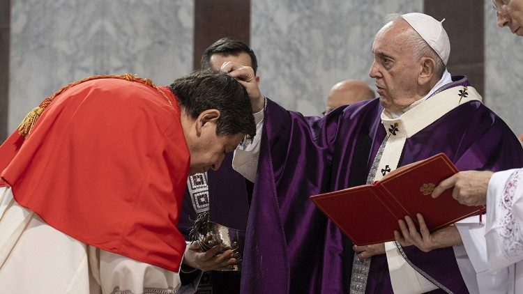 O Papa impõe as cinzas durante a missa na Basílica de Santa Sabina (arquivo) 