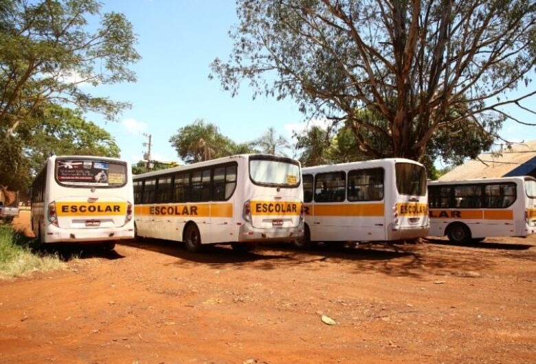 
Empresa presta serviços de transporte rural de estudantes da rede municipal de ensino, abrangendo a locação de veículos, incluso motoristas, monitores, abastecimento e afins, bem como sistema de rastreamento - Crédito: Arquivo / Prefeitura de Dourados.