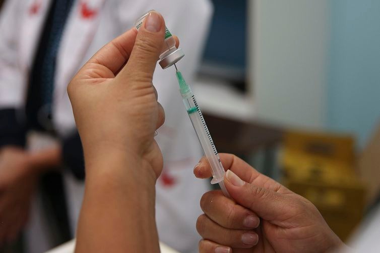 Desde 25 de junho, municípios que ainda tinham doses de vacina disponíveis estenderam a imunização para crianças de 5 a 9 anos e adultos de 50 a 59 anos (Marcello Casal Jr/Arquivo/Agência Brasil)