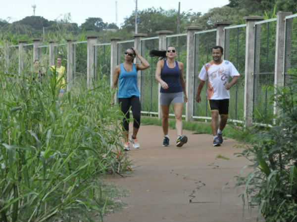 População disputa espaço de caminhada com o matagal que ‘assombra’ o Parque Rego D’água. (Foto: Hédio Fazan)