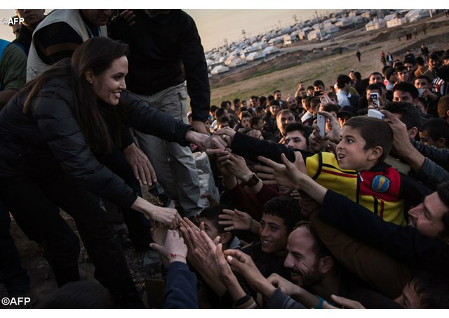 Angelina Jolie encontra integrantes da minoria iazidi no campo de refugiados de Khanke - AFP