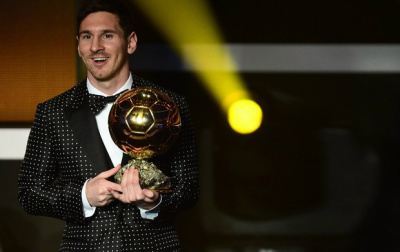 Lionel Messi posa com a sua quarta Bola de Ouro: craque recebeu 41,6% dos votos (Foto: AFP)