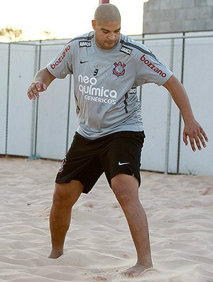 Adriano se exercita na caixa de areia. Já perdeu
5kg, segundo fisioterapeuta (Foto: Ag. Estado)
