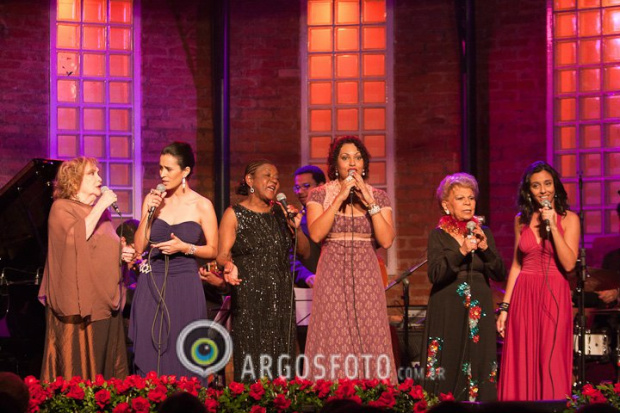 AliceA, a segunda da esquerda para a direita, uma das finalistas do prêmio Divas da Música Brasileira