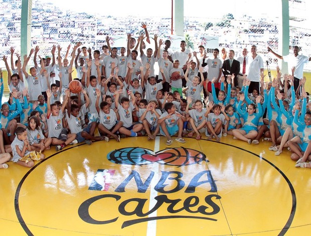 Ex-jogadores da NBA posam com 80 crianças após clínica no Complexo do Alemão (Foto: Divulgação)