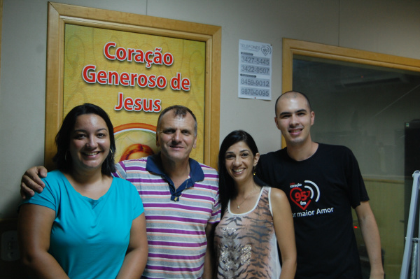 Ao meio, padre Renaldo com a Equipe Coração FM